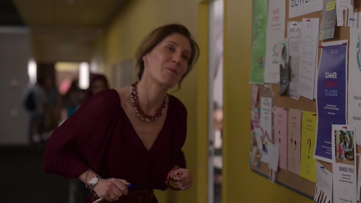Emily_in_Paris_S02E04_WEBRip_x264-ION10_0446.jpg
