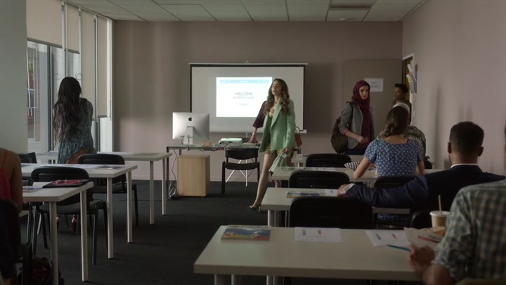 Emily_in_Paris_S02E04_WEBRip_x264-ION10_0459.jpg