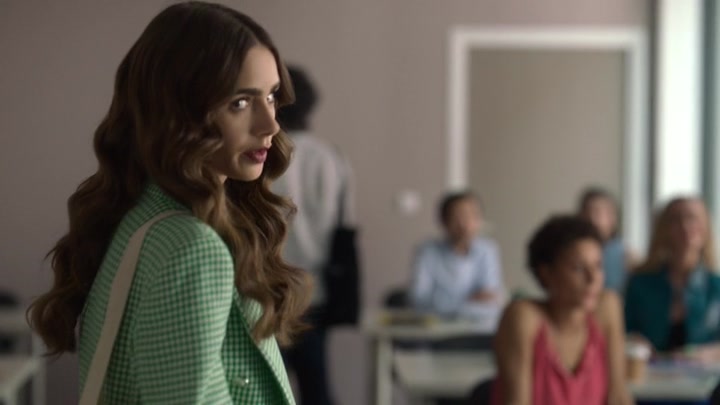 Emily_in_Paris_S02E04_WEBRip_x264-ION10_0462.jpg