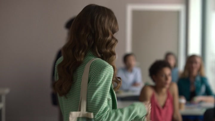 Emily_in_Paris_S02E04_WEBRip_x264-ION10_0463.jpg