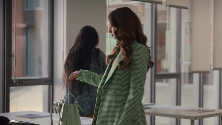 Emily_in_Paris_S02E04_WEBRip_x264-ION10_0464.jpg