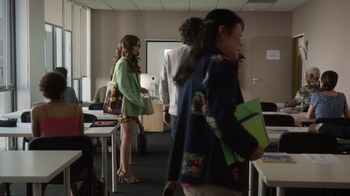 Emily_in_Paris_S02E04_WEBRip_x264-ION10_0474.jpg