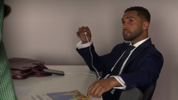 Emily_in_Paris_S02E04_WEBRip_x264-ION10_0490.jpg