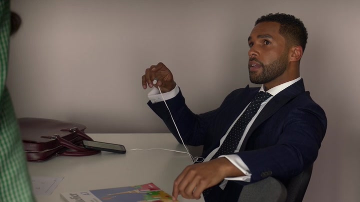 Emily_in_Paris_S02E04_WEBRip_x264-ION10_0494.jpg