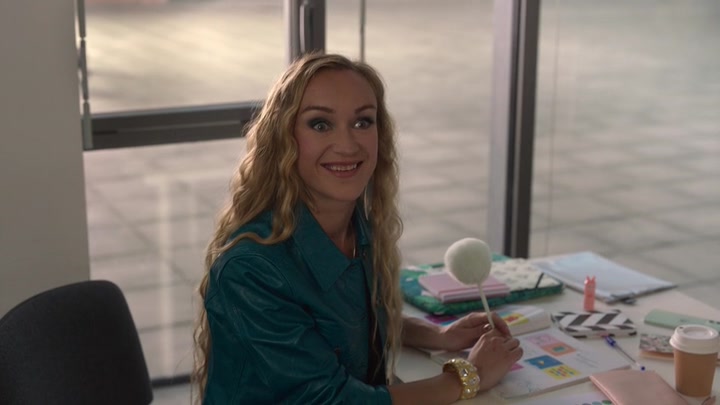 Emily_in_Paris_S02E04_WEBRip_x264-ION10_0514.jpg