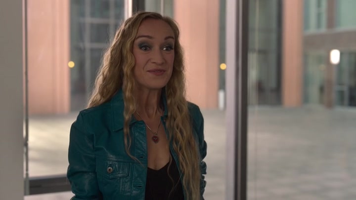 Emily_in_Paris_S02E04_WEBRip_x264-ION10_0523.jpg