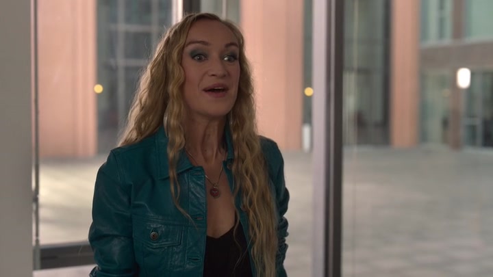 Emily_in_Paris_S02E04_WEBRip_x264-ION10_0524.jpg