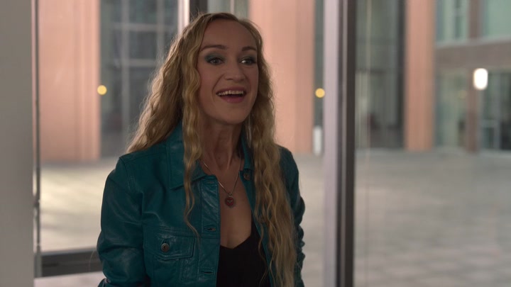Emily_in_Paris_S02E04_WEBRip_x264-ION10_0527.jpg