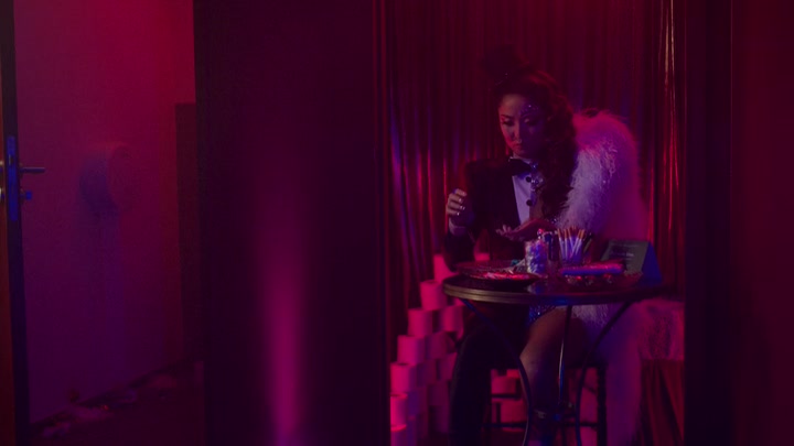 Emily_in_Paris_S02E04_WEBRip_x264-ION10_0557.jpg