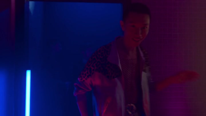 Emily_in_Paris_S02E04_WEBRip_x264-ION10_0562.jpg