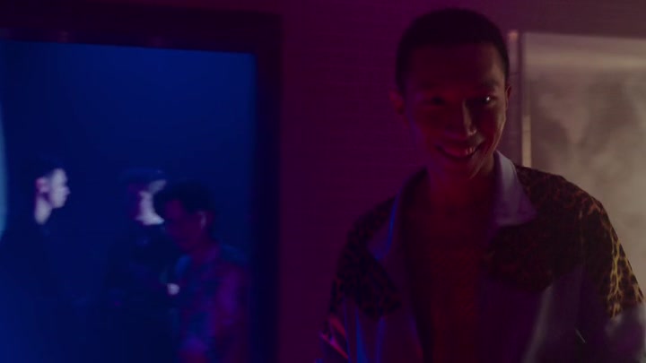 Emily_in_Paris_S02E04_WEBRip_x264-ION10_0563.jpg