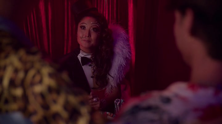 Emily_in_Paris_S02E04_WEBRip_x264-ION10_0574.jpg