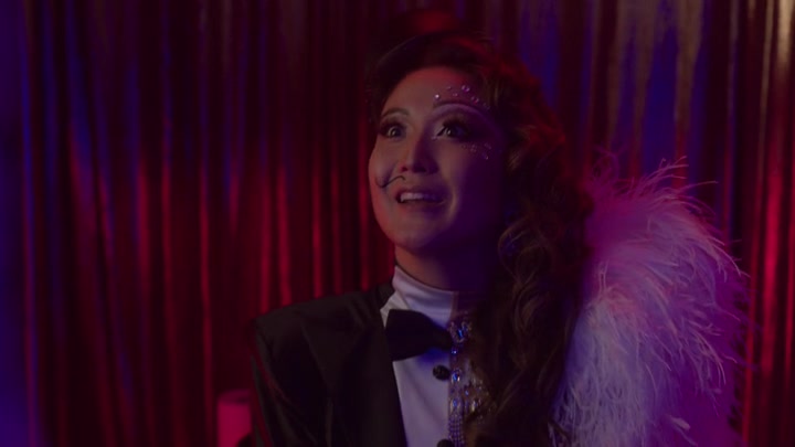 Emily_in_Paris_S02E04_WEBRip_x264-ION10_0580.jpg