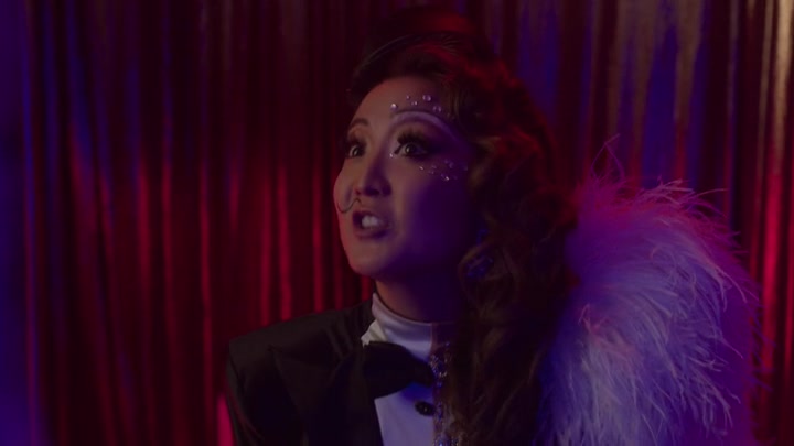Emily_in_Paris_S02E04_WEBRip_x264-ION10_0581.jpg