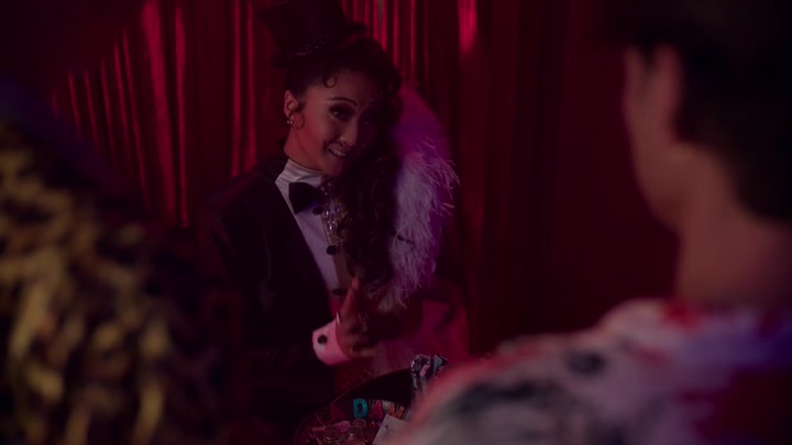 Emily_in_Paris_S02E04_WEBRip_x264-ION10_0609.jpg