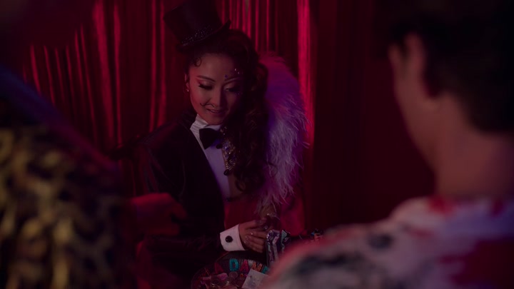 Emily_in_Paris_S02E04_WEBRip_x264-ION10_0618.jpg