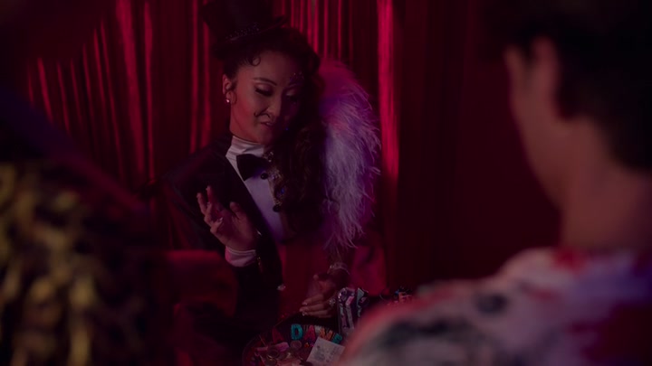 Emily_in_Paris_S02E04_WEBRip_x264-ION10_0620.jpg