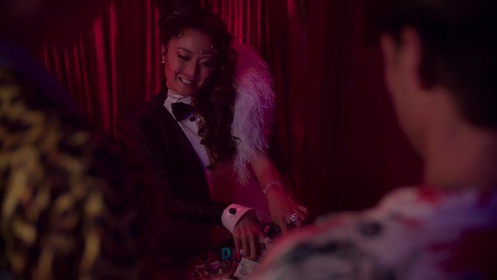 Emily_in_Paris_S02E04_WEBRip_x264-ION10_0621.jpg