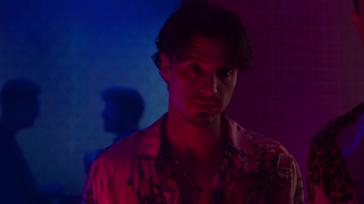Emily_in_Paris_S02E04_WEBRip_x264-ION10_0628.jpg