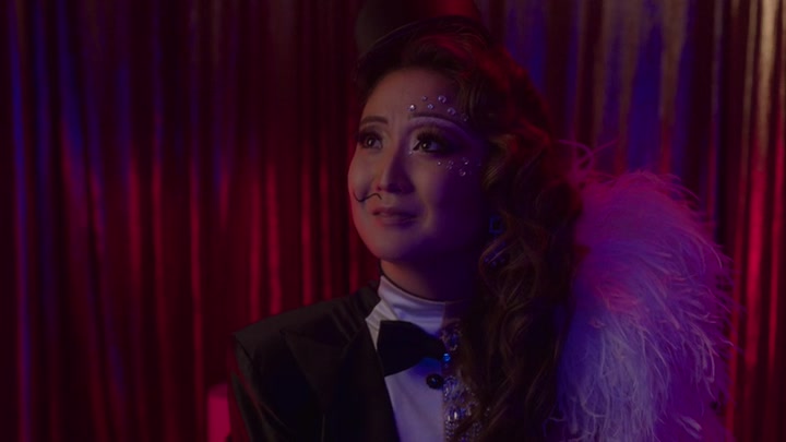 Emily_in_Paris_S02E04_WEBRip_x264-ION10_0629.jpg