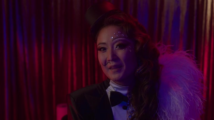 Emily_in_Paris_S02E04_WEBRip_x264-ION10_0633.jpg