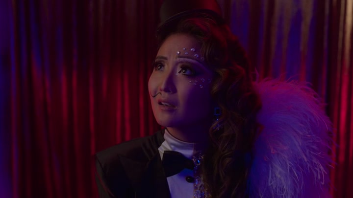 Emily_in_Paris_S02E04_WEBRip_x264-ION10_0640.jpg