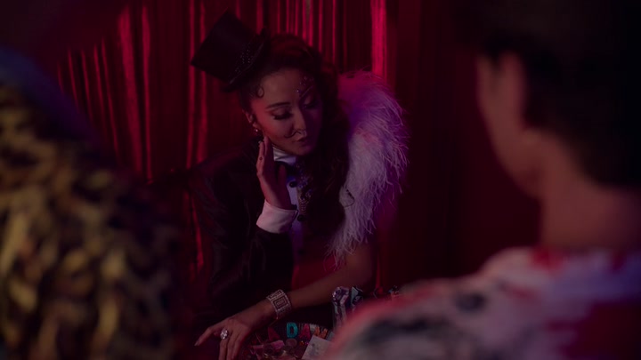 Emily_in_Paris_S02E04_WEBRip_x264-ION10_0644.jpg