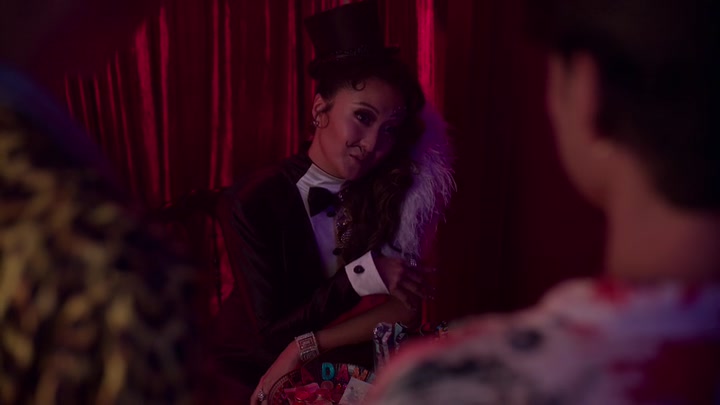 Emily_in_Paris_S02E04_WEBRip_x264-ION10_0650.jpg