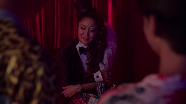 Emily_in_Paris_S02E04_WEBRip_x264-ION10_0654.jpg