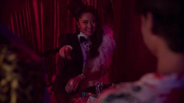 Emily_in_Paris_S02E04_WEBRip_x264-ION10_0656.jpg