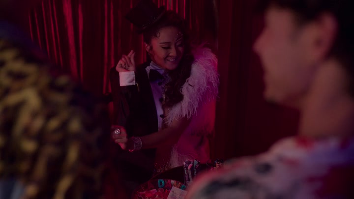 Emily_in_Paris_S02E04_WEBRip_x264-ION10_0657.jpg