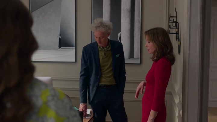 Emily_in_Paris_S02E04_WEBRip_x264-ION10_0693.jpg