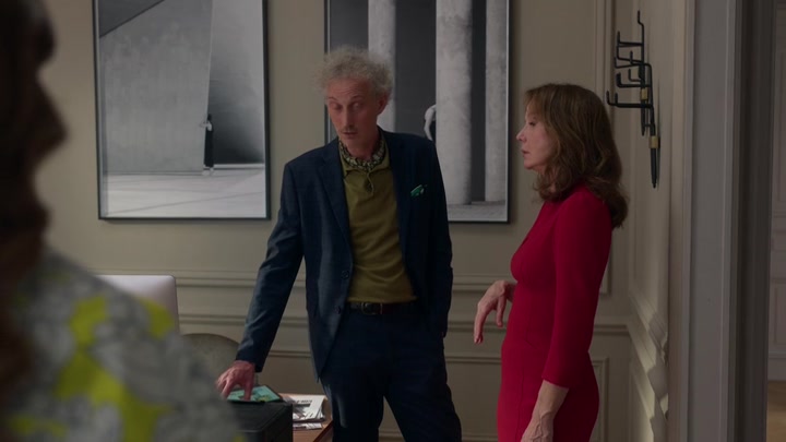 Emily_in_Paris_S02E04_WEBRip_x264-ION10_0699.jpg
