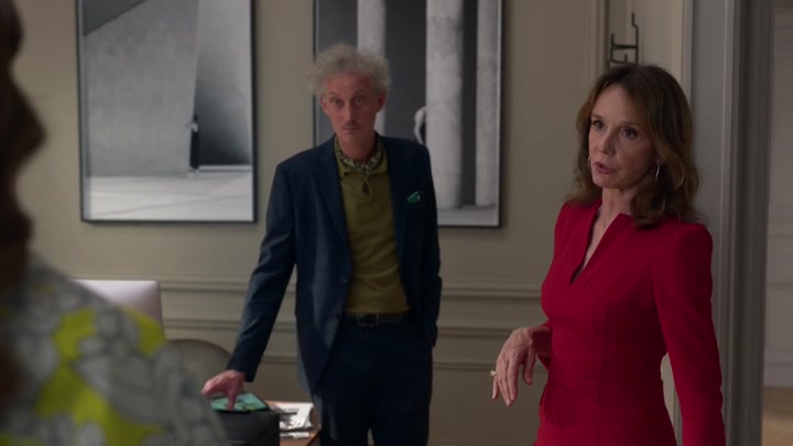 Emily_in_Paris_S02E04_WEBRip_x264-ION10_0709.jpg