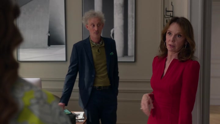 Emily_in_Paris_S02E04_WEBRip_x264-ION10_0730.jpg