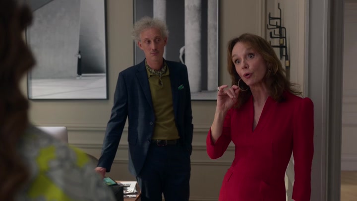 Emily_in_Paris_S02E04_WEBRip_x264-ION10_0734.jpg