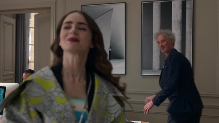 Emily_in_Paris_S02E04_WEBRip_x264-ION10_0755.jpg