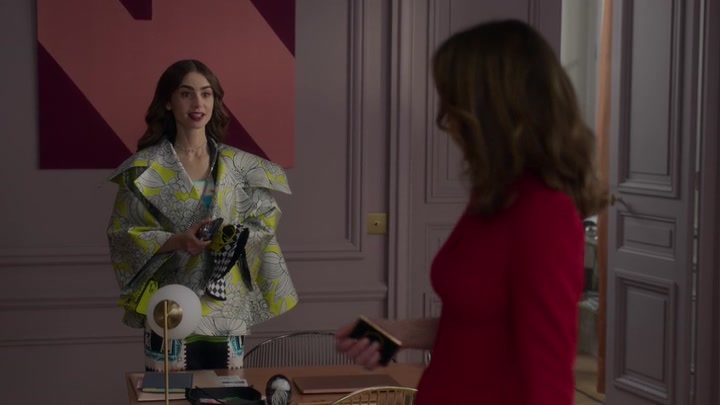 Emily_in_Paris_S02E04_WEBRip_x264-ION10_0771.jpg