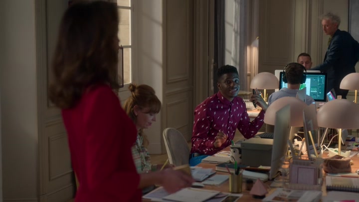 Emily_in_Paris_S02E04_WEBRip_x264-ION10_0773.jpg