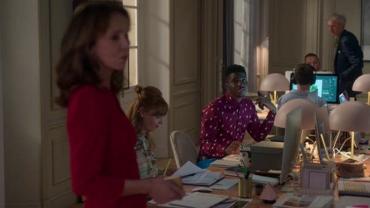 Emily_in_Paris_S02E04_WEBRip_x264-ION10_0775.jpg