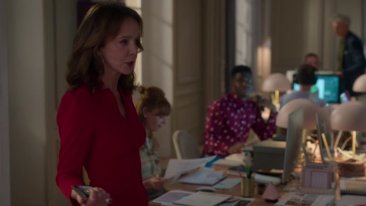 Emily_in_Paris_S02E04_WEBRip_x264-ION10_0777.jpg
