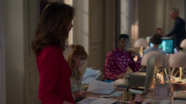 Emily_in_Paris_S02E04_WEBRip_x264-ION10_0778.jpg