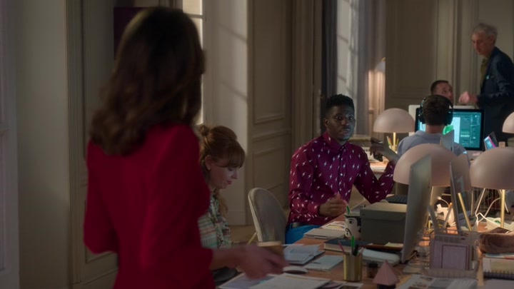 Emily_in_Paris_S02E04_WEBRip_x264-ION10_0780.jpg