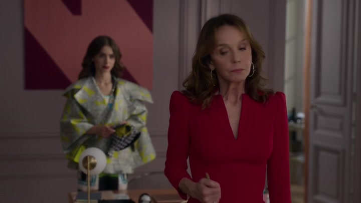 Emily_in_Paris_S02E04_WEBRip_x264-ION10_0786.jpg