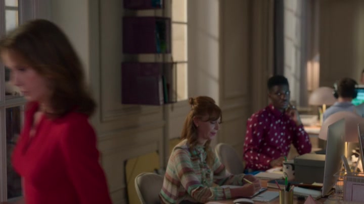 Emily_in_Paris_S02E04_WEBRip_x264-ION10_0802.jpg