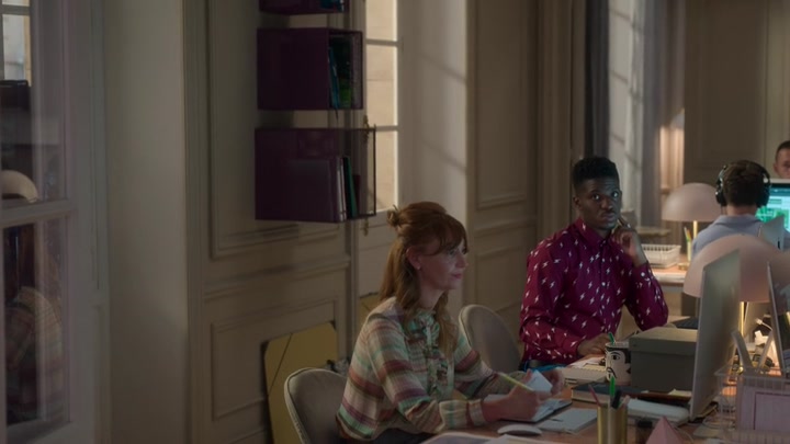 Emily_in_Paris_S02E04_WEBRip_x264-ION10_0803.jpg