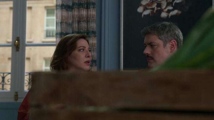Emily_in_Paris_S02E04_WEBRip_x264-ION10_0810.jpg