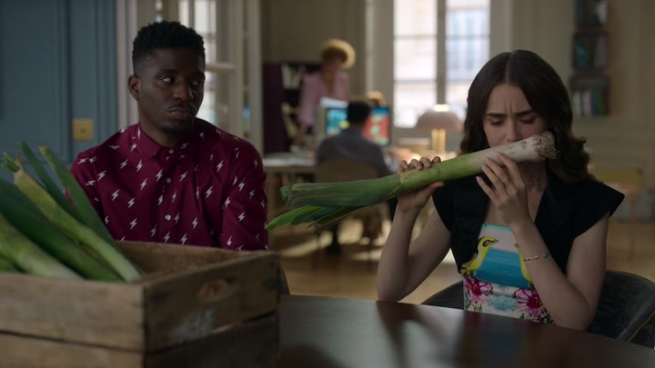 Emily_in_Paris_S02E04_WEBRip_x264-ION10_0822.jpg