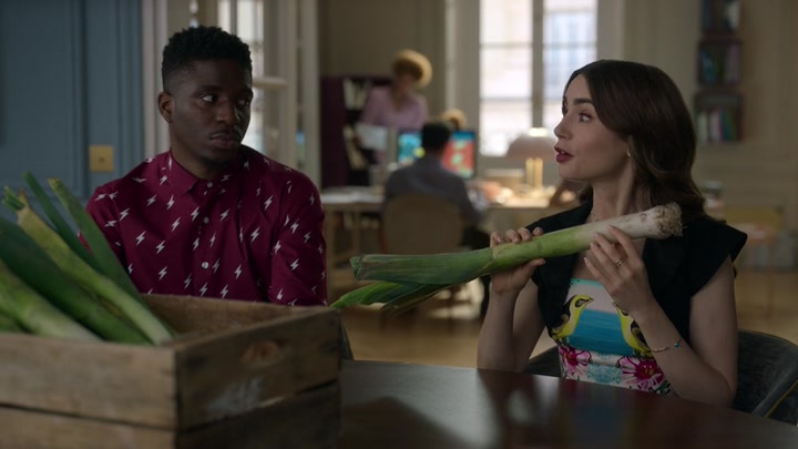 Emily_in_Paris_S02E04_WEBRip_x264-ION10_0826.jpg