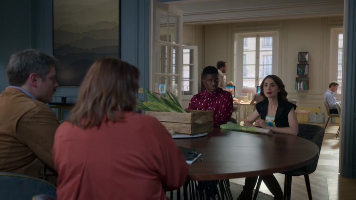 Emily_in_Paris_S02E04_WEBRip_x264-ION10_0836.jpg